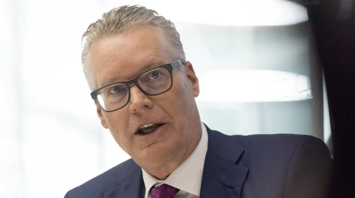 华尔街嗨了！特朗普对中国开火加码关税125%！但对其他国家突然喊停给予90天喘息期！美股火箭式反弹！